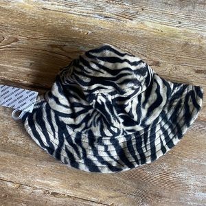NWT Urban Outfitters Fuzzy Zebra Bucket Hat